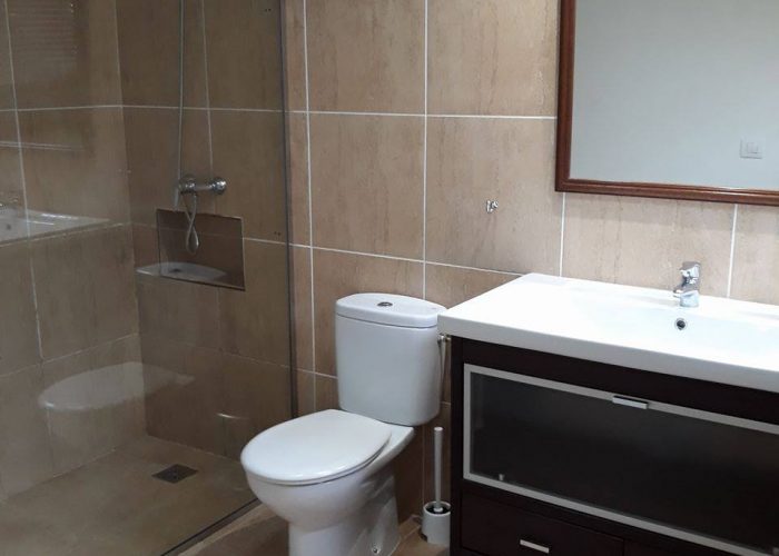 bathroom inside an Surfcamp accommodation in Corralejo